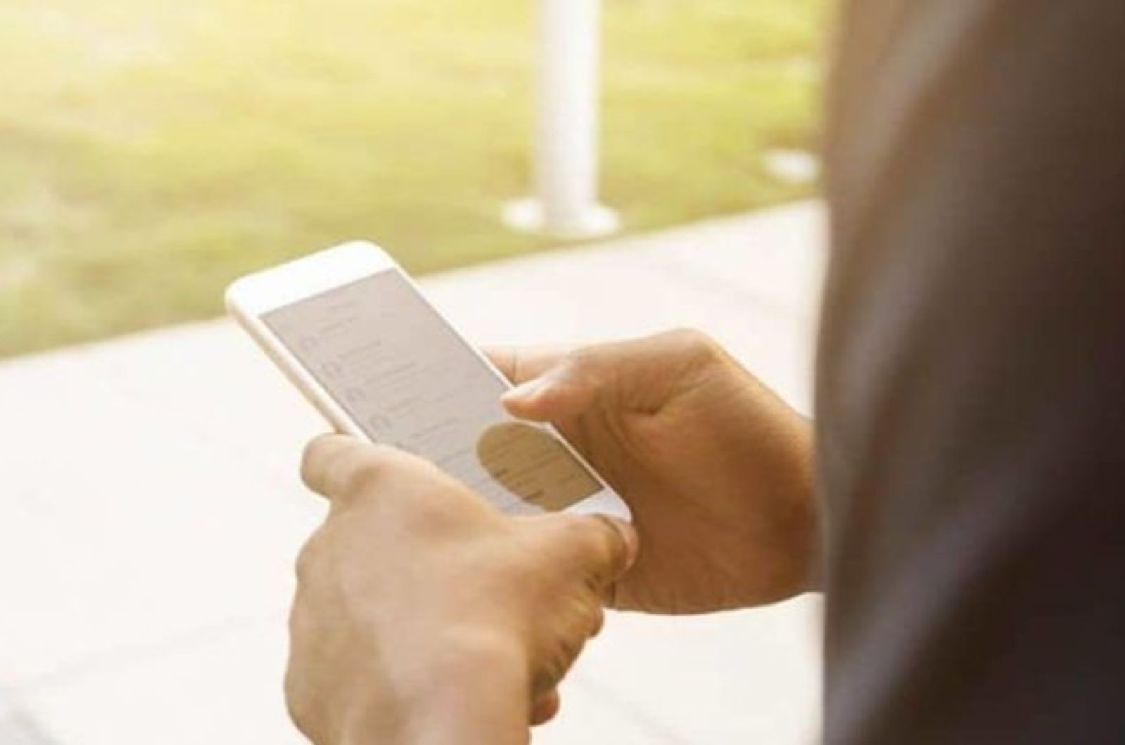 mains tenant un telephone