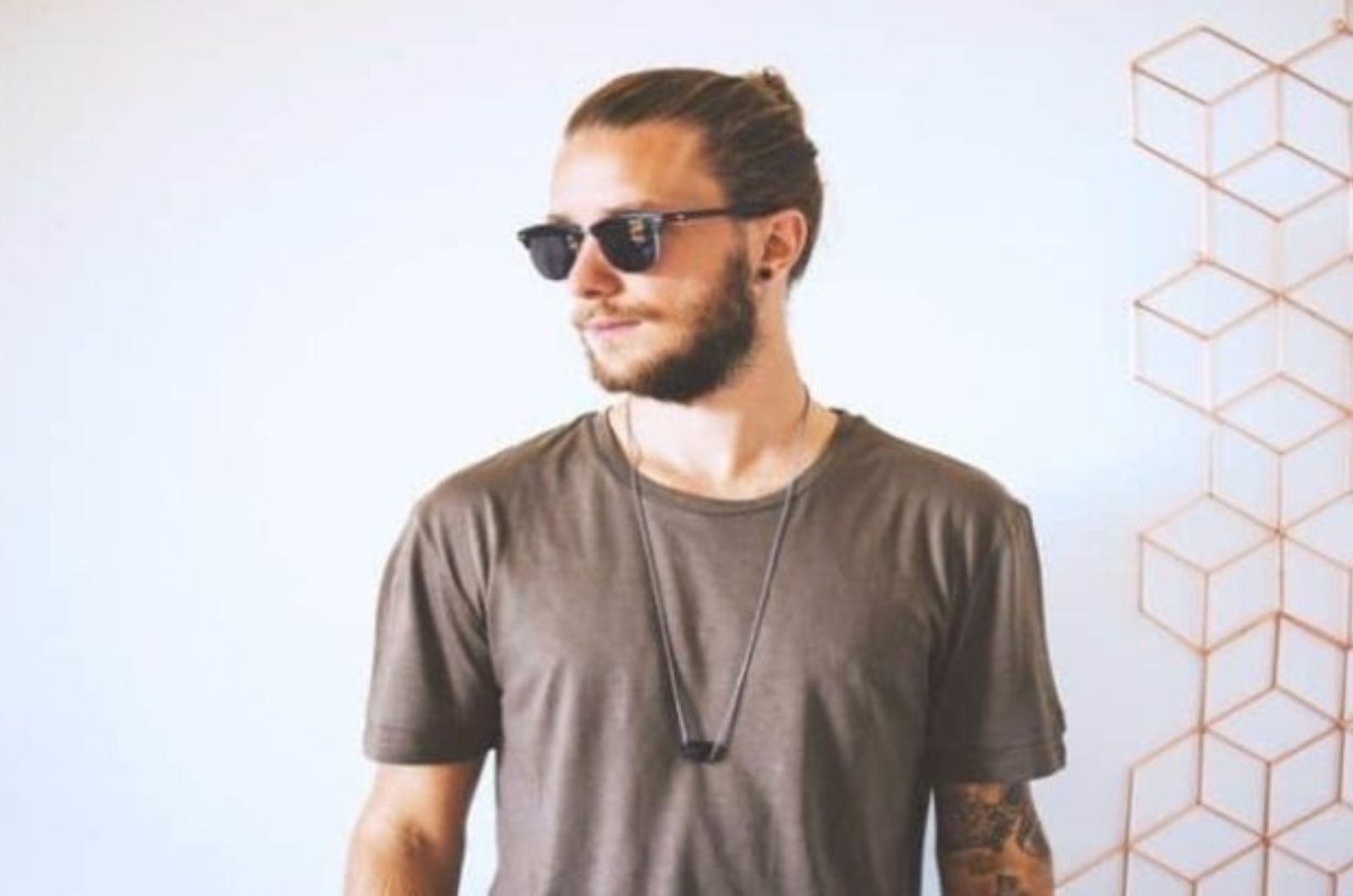 homme portant des lunettes de soleil regardant sur le cote