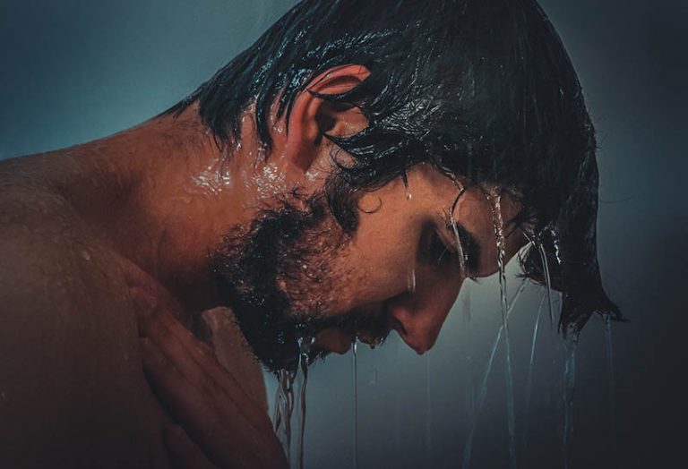 triste jeune homme dans la douche