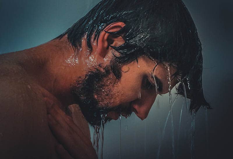 triste jeune homme dans la douche