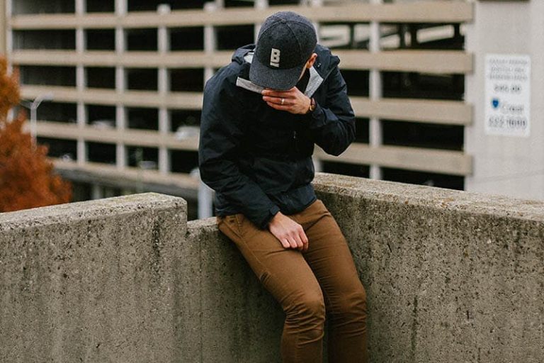 un homme la tête baissée