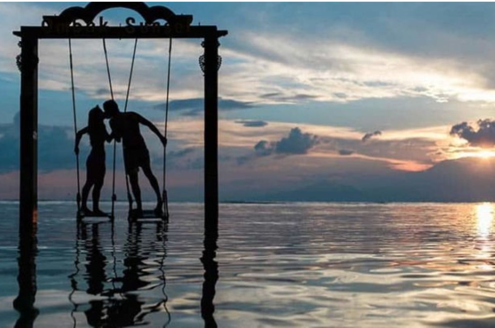 couple sembrassant dans une balancoire sur la plage