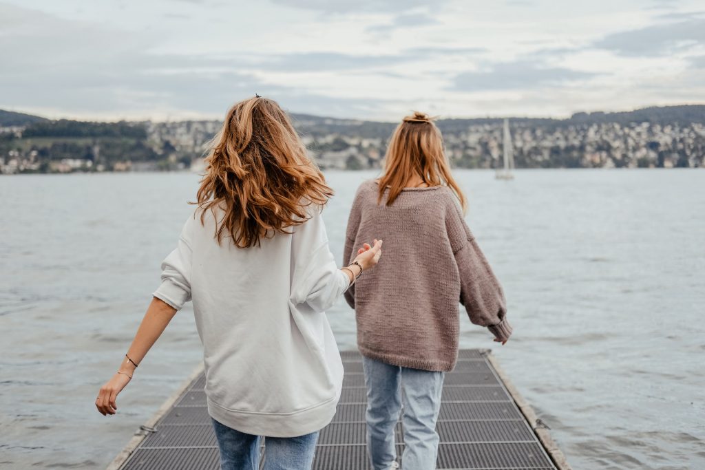 amis marchant sur la jetée