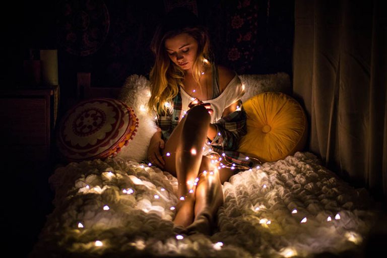 Fille Brisée Par Un Narcissique : 7 Preuves Qu’elle Aime Différemment
