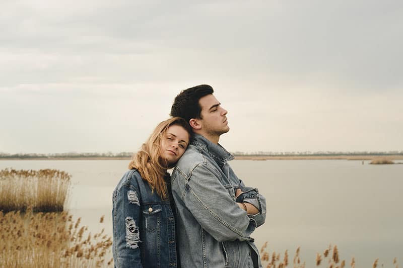 jeune couple, eau, apprécier, air frais