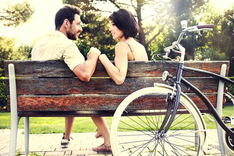 jeune couple, séance banc, dans parc, et, conversation