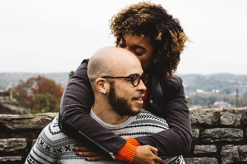 jeune couple, étreindre, sur, balcon