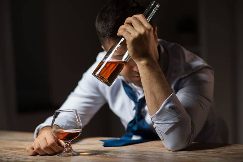 jeune homme accro à l'alcool
