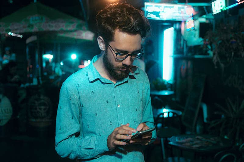 jeune homme, téléphone, dans partie