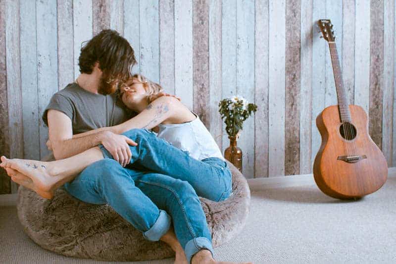 la femme se trouve à côté de l'homme
