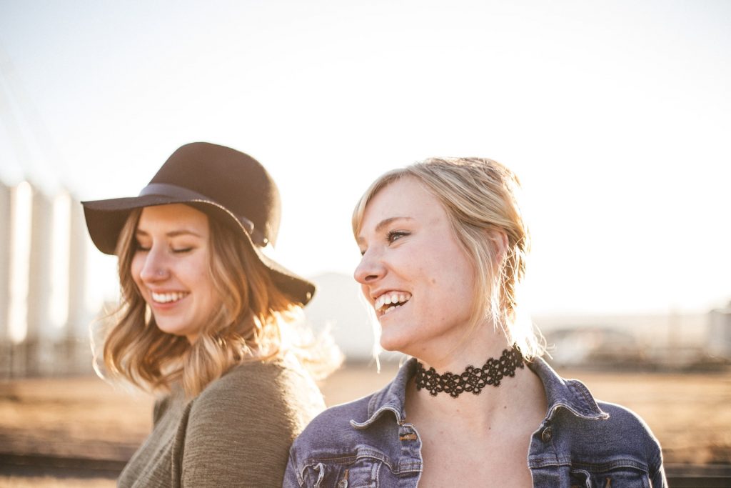 les deux filles regardent ailleurs et haussent les épaules