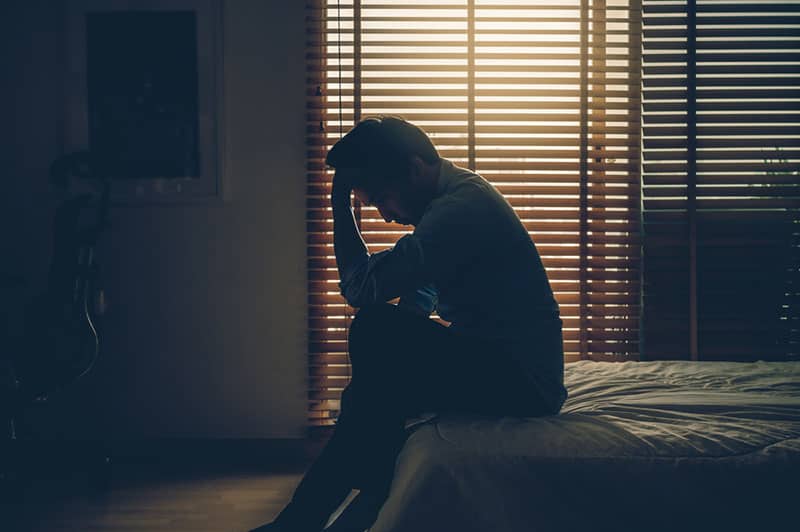 triste jeune homme dans l'obscurité