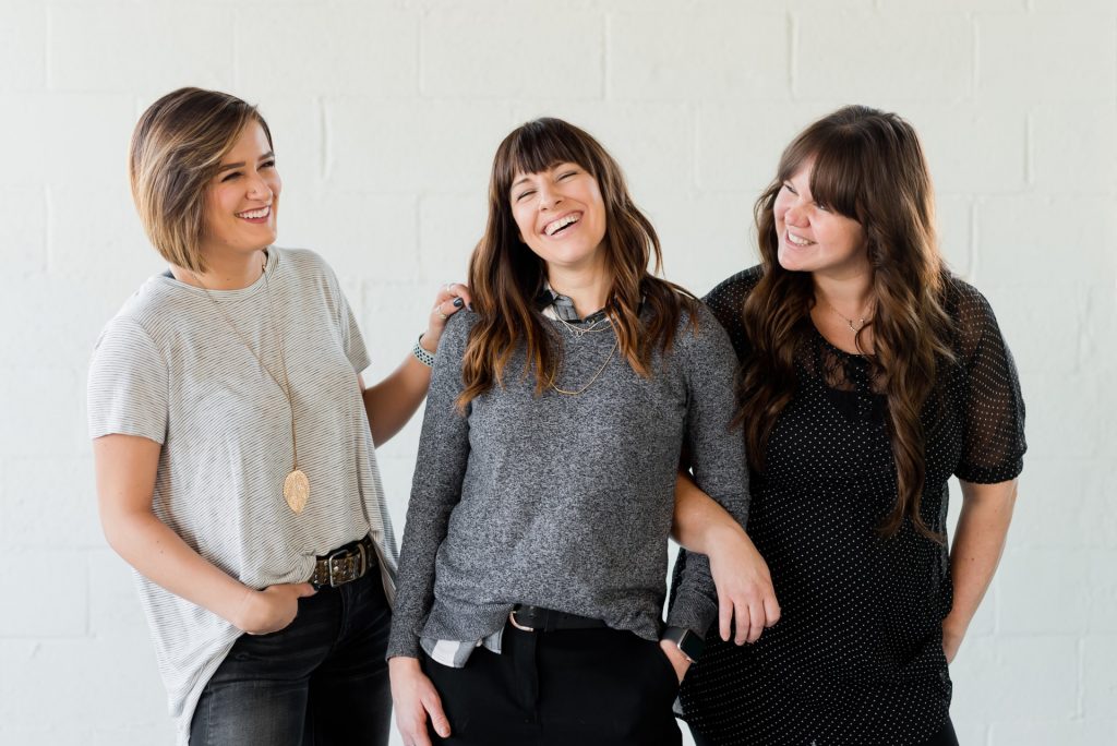 trois filles se lèvent et rient