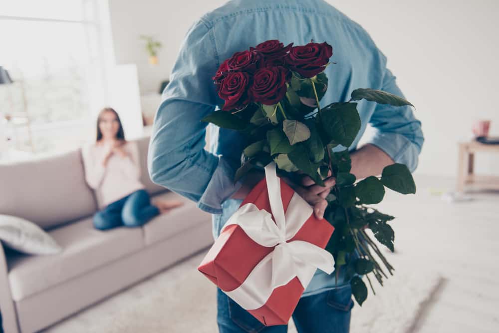 un homme a acheté à une femme un bouquet de roses