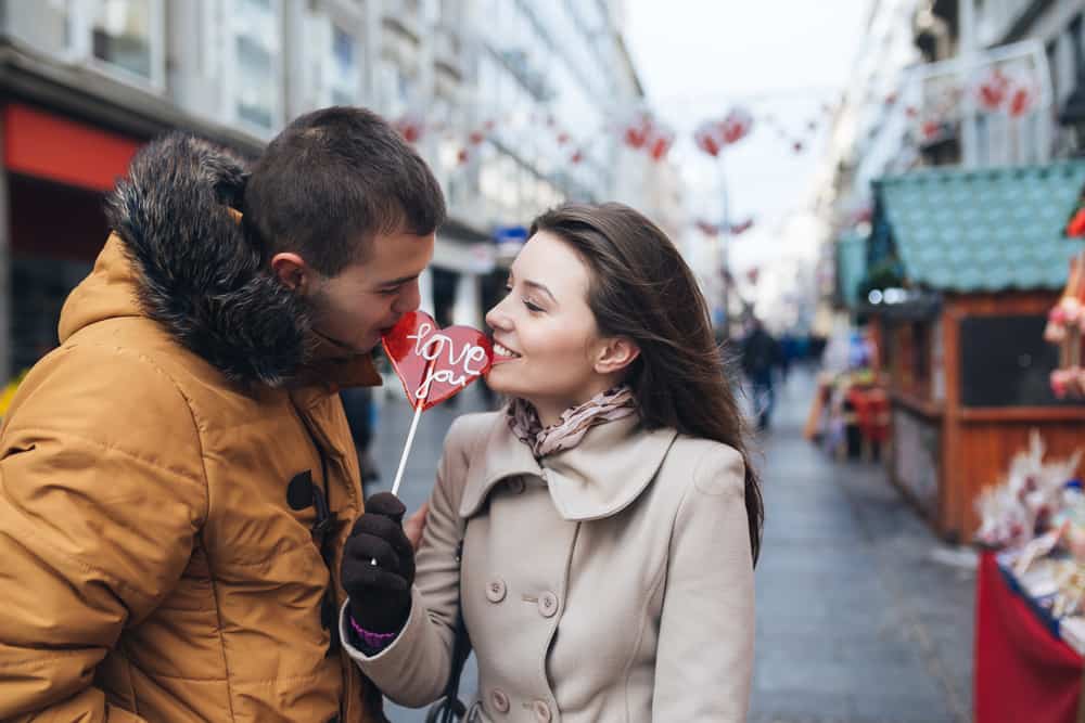 un homme avec une fille définit