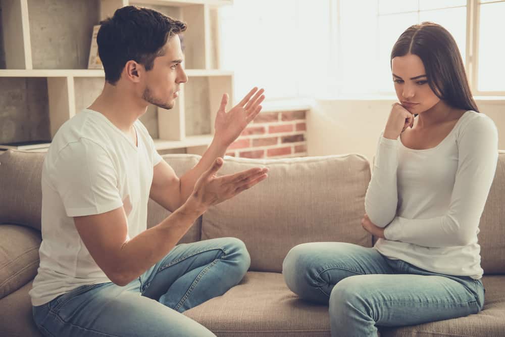 un homme crie à une femme alors qu'ils sont assis sur un biplace