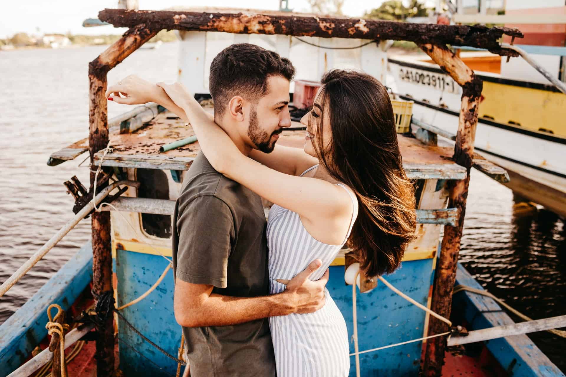 un homme et une femme embrassant sur un bateau