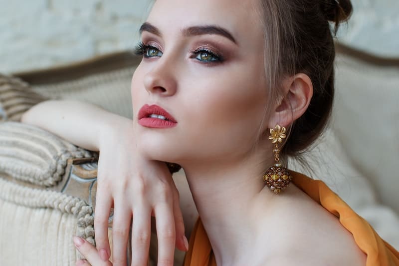 une belle femme appuyée sur le canapé