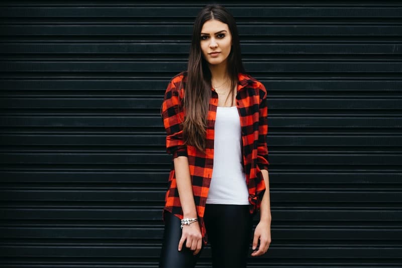 une femme en chemise à carreaux porte des bracelets