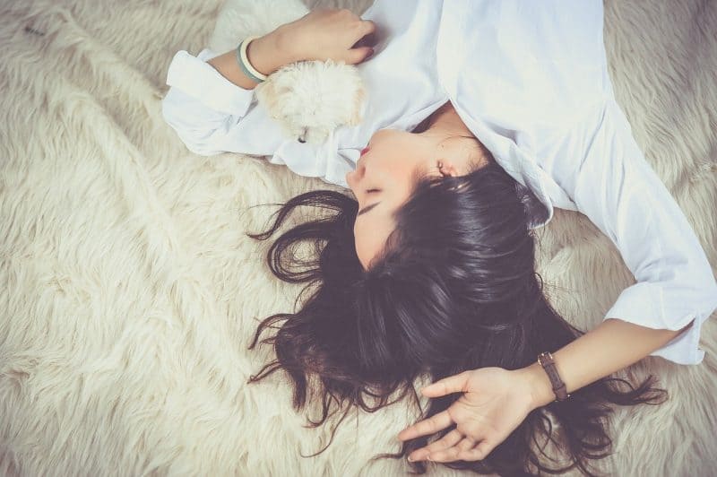 une femme fatiguée ment