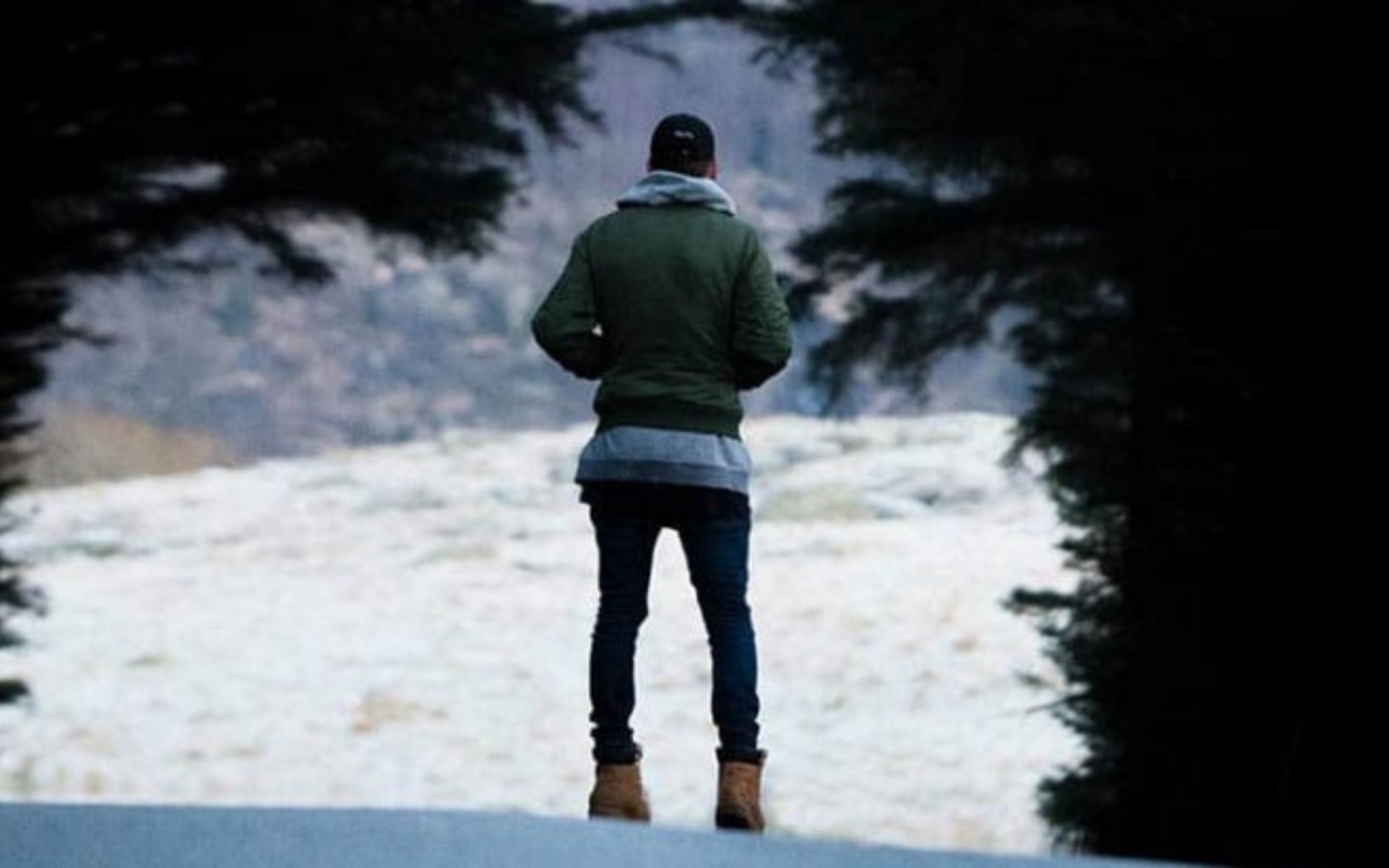 homme debout au loin