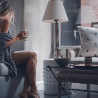 une femme assise dans un fauteuil