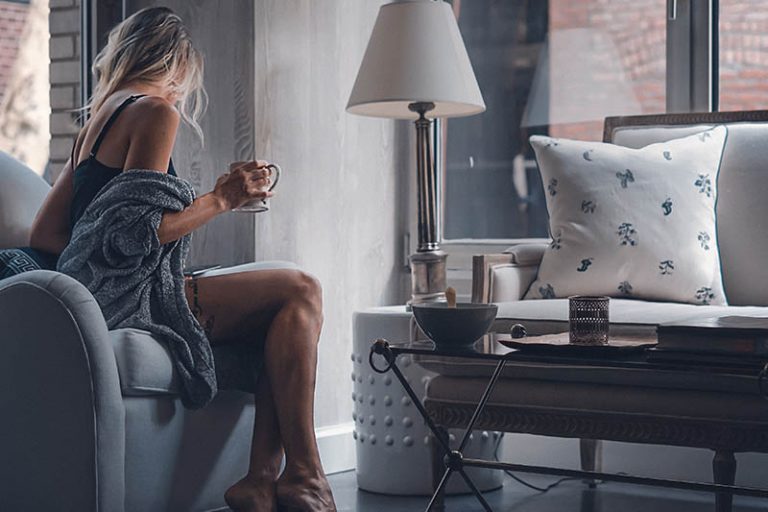 une femme assise dans un fauteuil