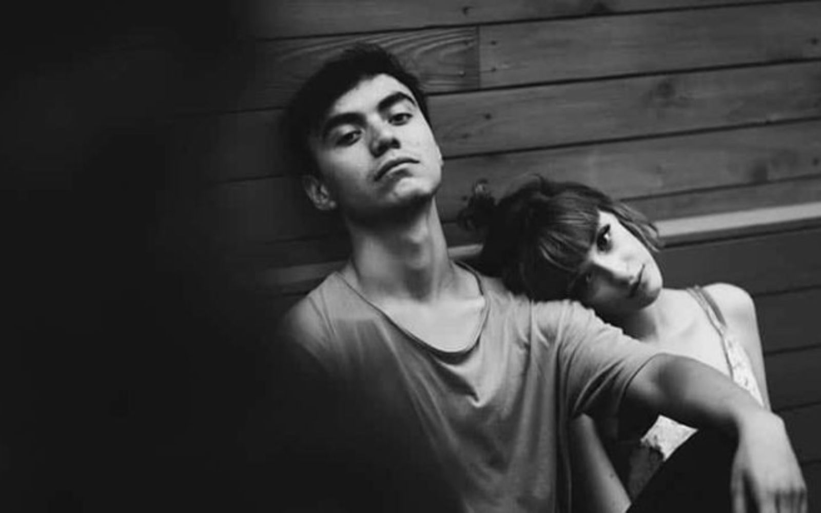 femme appuyee sur lepaule de lhomme