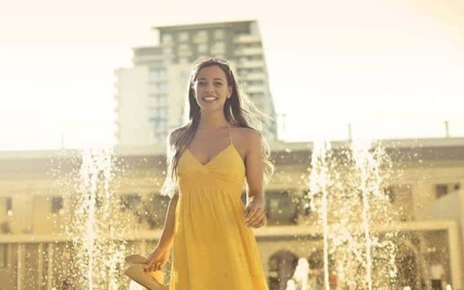 jeune femme en robe jaune dans la rue