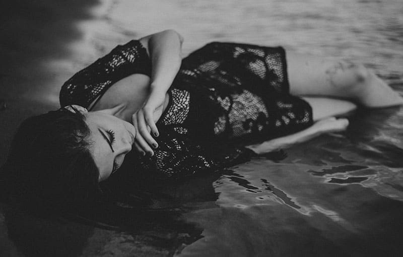 noir annonce blanc photo de femme portant