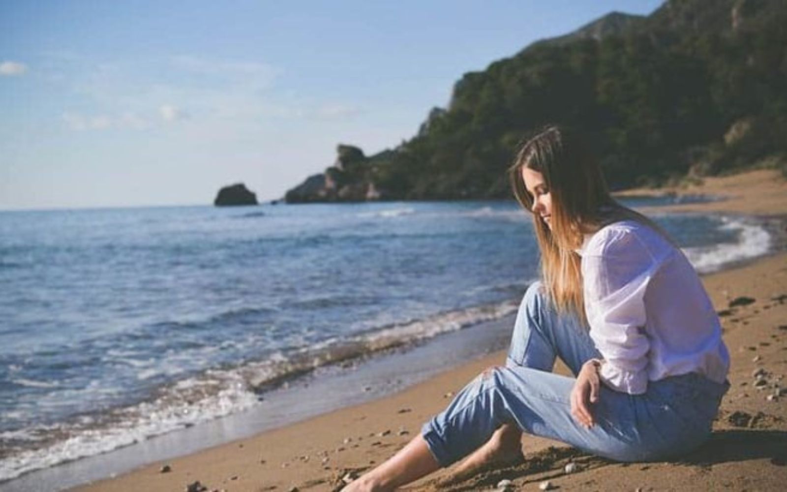 femme assise sur la plage