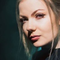 une femme aux cheveux attachés