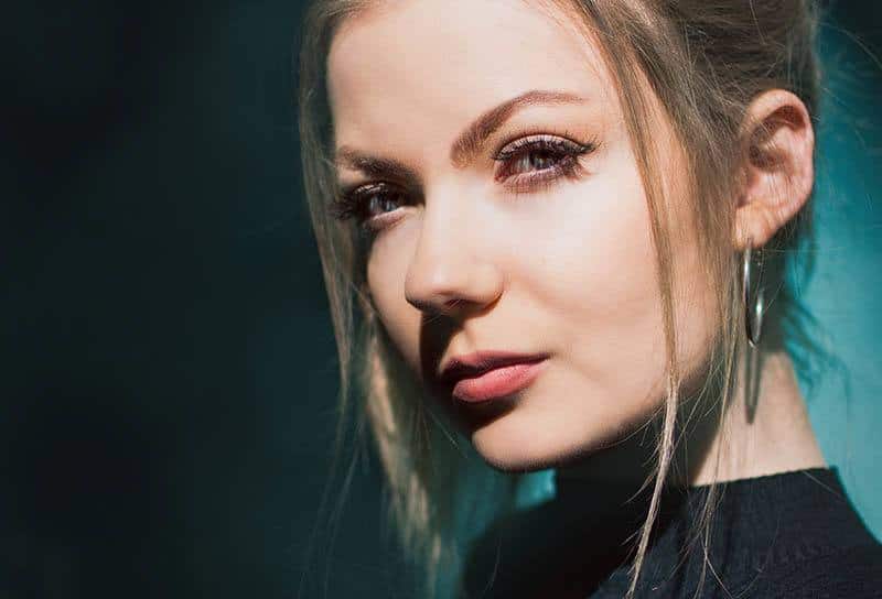 une femme aux cheveux attachés