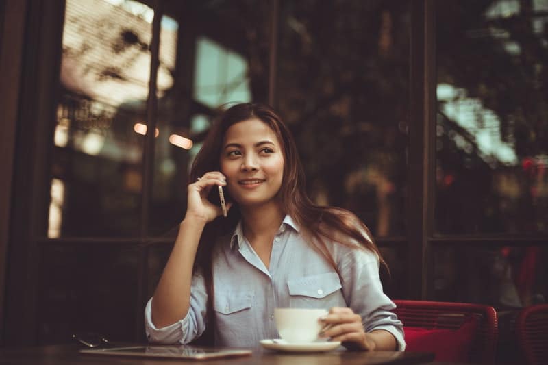 femme parler, sur, téléphone portable