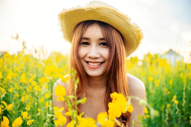 heureuse jeune femme vêtue d'une robe jaune