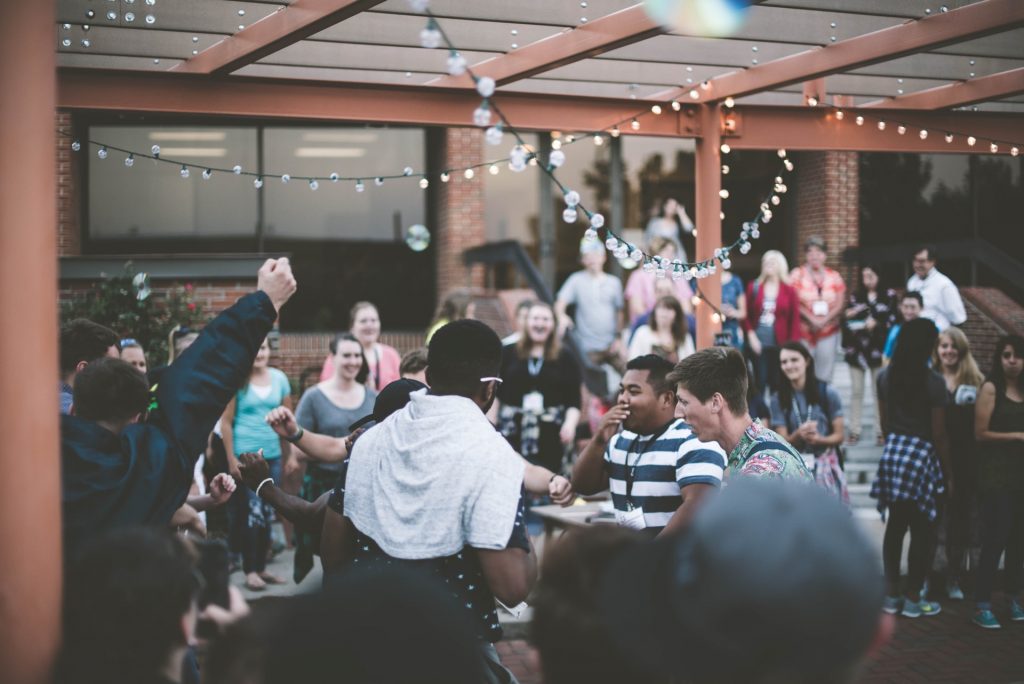 hommes et femmes à la fête