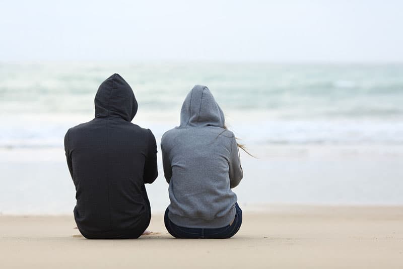 jeune couple, dans, hoodies, sur, plage