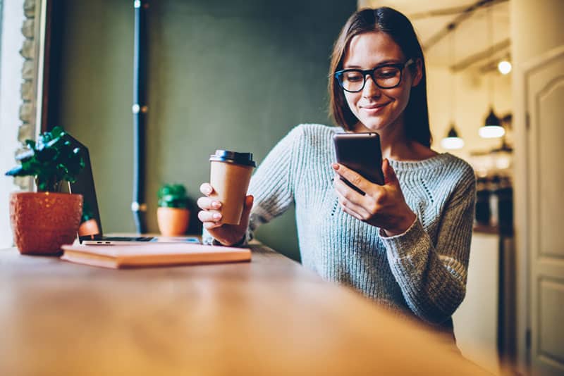 jeune femme, à, café, dans, elle, texto main