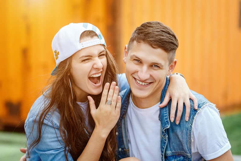 jeunes amis adolescents à l'extérieur de rire