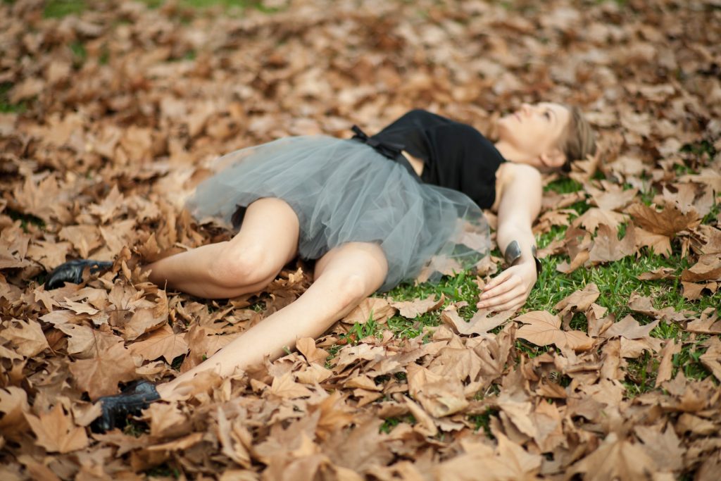 la femme est allongée dans l'herbe