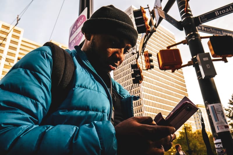 touche homme sur le téléphone