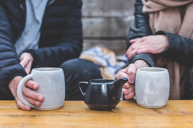 un couple amoureux de boire du café