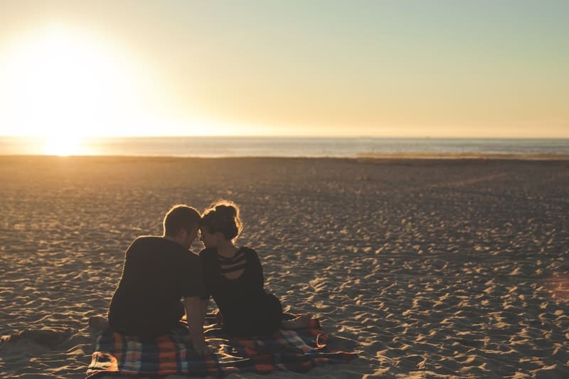 un couple amoureux sur la plage
