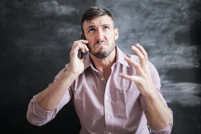 un homme en colère, parler au téléphone