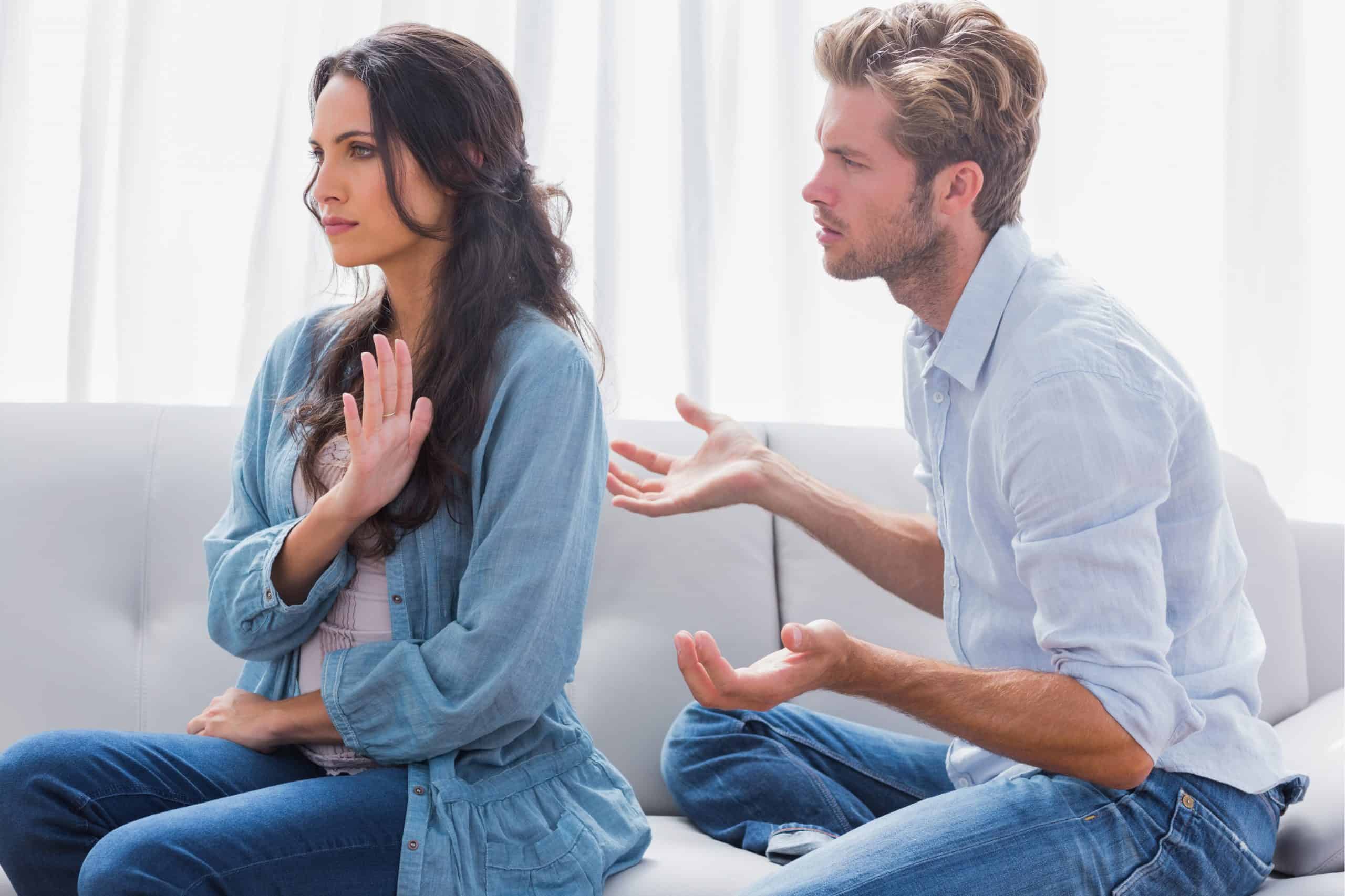 un hombre y una mujer están discutiendo
