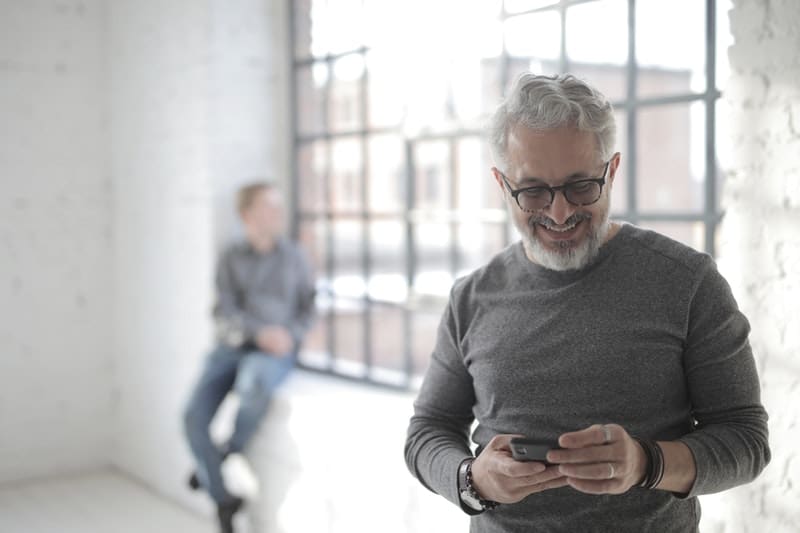 un homme souriant au téléphone