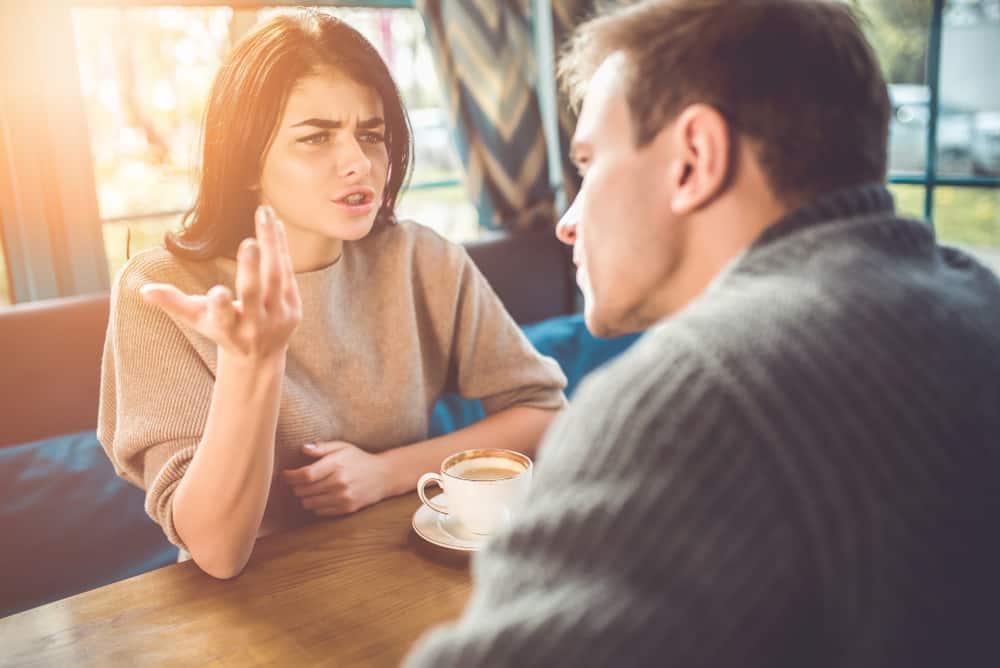 une femme et un homme parlent