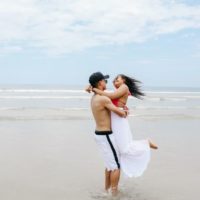 un homme et une femme embrassant sur la plage