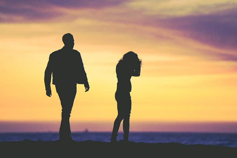 un homme et une femme se querellent