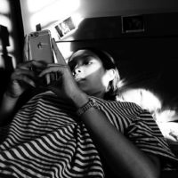 photo en noir et blanc d'une femme sur un téléphone portable